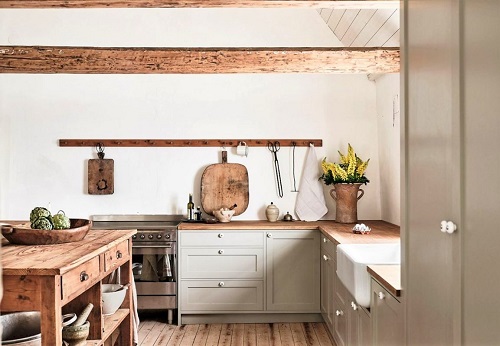 Tủ bếp dưới chữ L kết hợp với chất liệu gỗ mộc mạc
